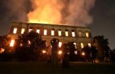 حريق يجتاح متحف البرازيل الوطني في ريو دي جانيرو