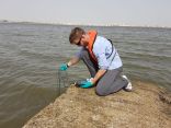 بالتعاون مع المجلس الاعلى للبيئة وفد بريطاني علمي يجمع عينات لمتابعة جودة البيئة البحرية لمملكة البحرين