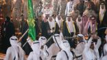 الأمير خالد الفيصل يشهد مسيرة أهالي الطائف (وحدة وطن) في سوق عكاظ
