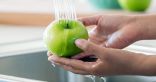 غسل التفاح بمحلول بيكربونات الصوديوم أفضل وسيلة للتخلص من المبيدات الحشرية